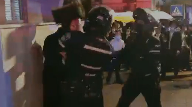 עימותים בין חרדים לשוטרים בבני ברק (צילום: צילום מסך מתוך הסרטון של ישראל סנדורסקי)