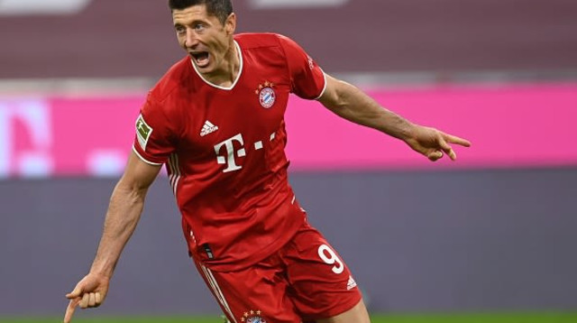 רוברט לבנדובסקי חוגג (צילום: CHRISTOF STACHE/AFP via Getty Images)