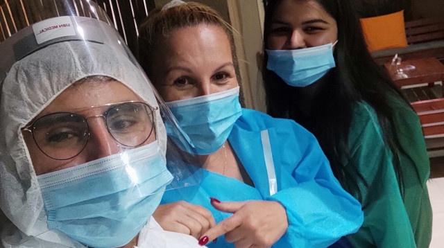 צוות העובדים בהוסטל, תומר כהן משמאל (צילום: תומר כהן)