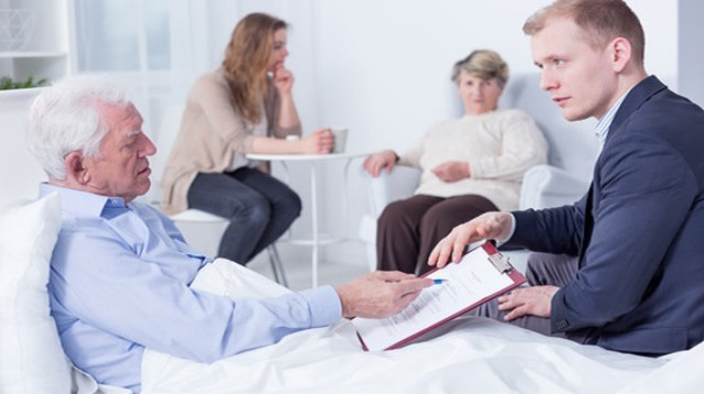 חתימה על צוואה (צילום: Shutterstock)