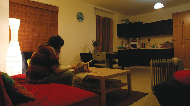 נערה בדירת מפלט של עמותת עלם (צילום: אנה קפלן, פלאש 90)