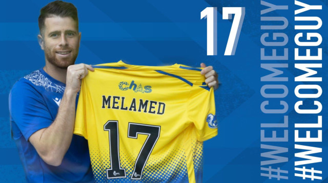 גיא מלמד עם החולצה של סט. ג’ונסטון (צילום: סט. ג'ונסטון, רשמי)