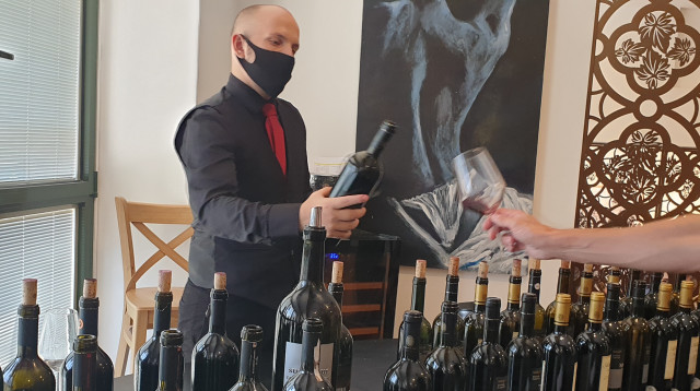 יקב ברקן - טעימת מתיישנים - איש הענבים  (צילום: מירה איתן)