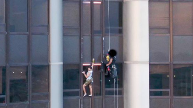 רגע הטיפוס של מת'יוס על המגדל  (צילום: רשתות חברתיות)