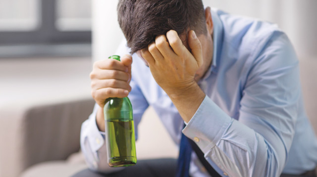 מכור לאלכוהול (אילוסטרציה) (צילום: אינגאימג')