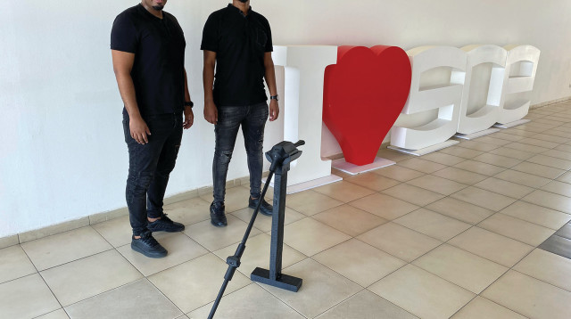 מקל הנחייה החכם והאחים סלומון  (צילום: מכללת SCE)