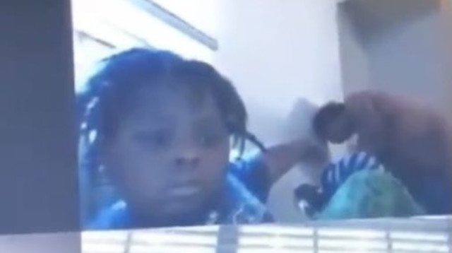 אמא עירומה בזמן שיעור הזום של בנה (צילום: רשתות חברתיות)