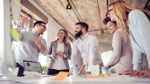 עובדים בחברה (אילוסטרציה) (צילום: Shutterstock)