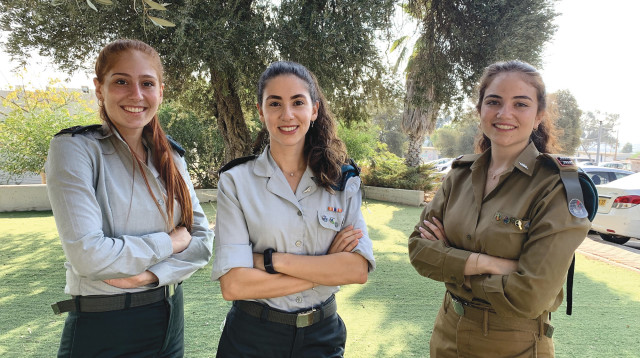 שלושת הקצינות - תמונה ראשית (צילום: טליה לוין)