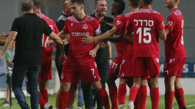 שחקני הפועל תל אביב חוגגים. יצליחו לנצח? (צילום: אודי ציטיאט)