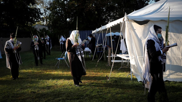 חרדים מתפללים בסוכות בניו יורק (צילום: רויטרס)