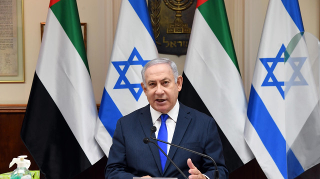 נתניהו עם דגל האמירויות מאחוריו בישיבת הממשלה (צילום: חיים צח, לע"מ)