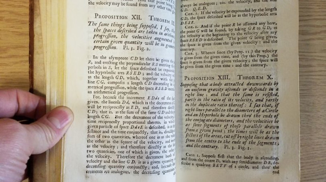 הספר הנדיר של ניוטון שנמצא בבריטניה (צילום: DOMINIC WINTER AUCTIONEERS)