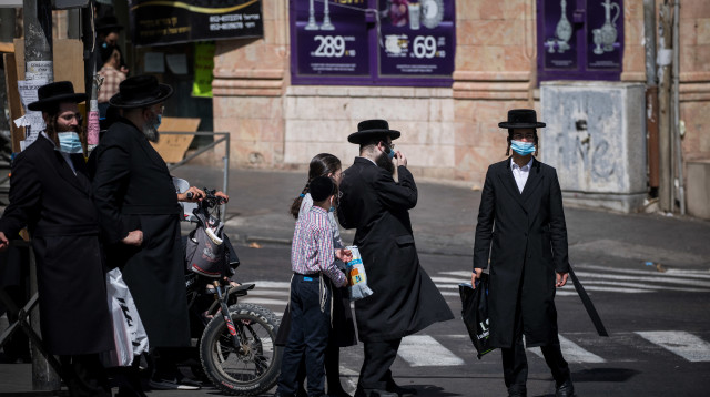 קורונה - חרדים עוטים מסכה, ארכיון (למצולמים אין קשר לנאמר בכתבה) (צילום: יונתן זינדל, פלאש 90)