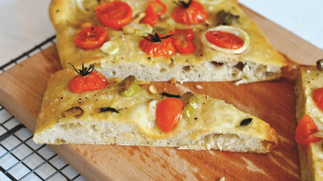 פוקצ'ה עם עגבניות שרי (צילום: פסקל פרץ-רובין)