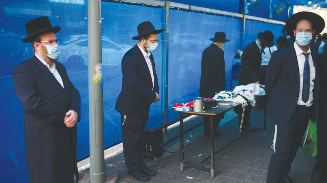 חרדים מתפללים בבני ברק (צילום: תומר נויברג, פלאש 90)