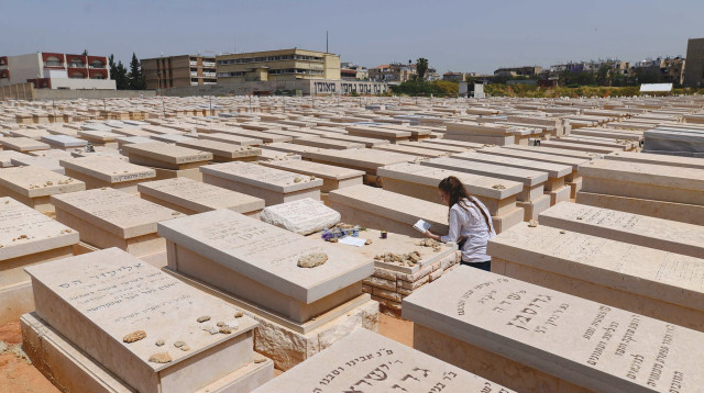 בית קברות בבני ברק (צילום: תומר נויברג, פלאש 90)