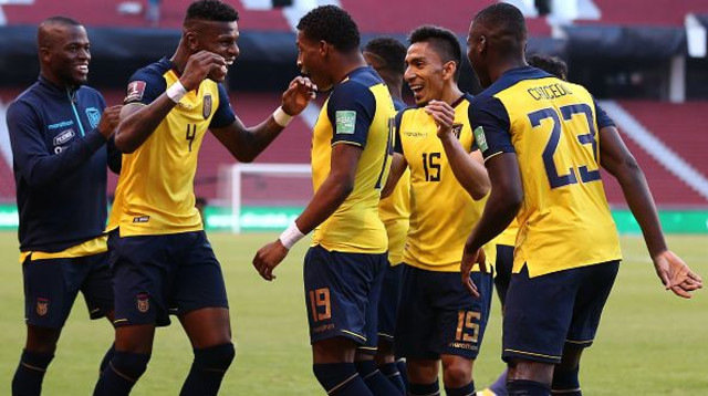 שחקני אקוואדור. עשו ככל העולה על רוחם (צילום: Jose Jacome - Pool/Getty Images)