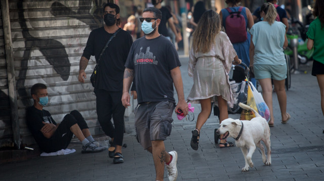 קורונה - אנשים עם מסכה בתל אביב (למצולמים אין קשר לנאמר בכתבה) (צילום: מרים אלסטר, פלאש 90)