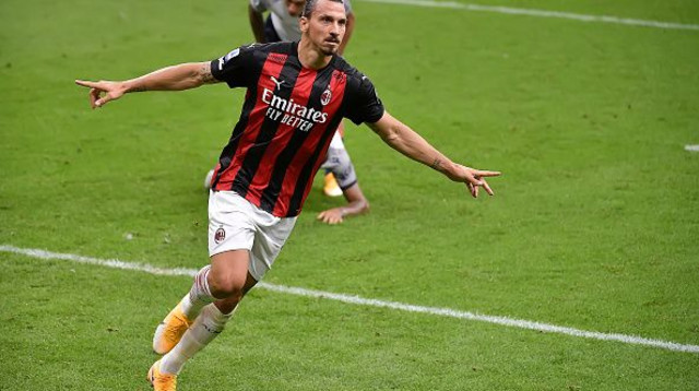 זלאטן איברהימוביץ’ חוגג (צילום: Mattia Ozbot/Soccrates/Getty Images)