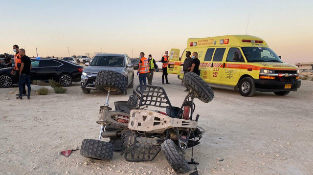 זירת תאונת הטרקטורונים סמוך לדימונה (צילום: גל אברהם, תיעוד מבצעי מד"א)