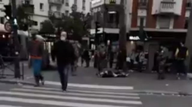 תיעוד מזירת הדקירה בפריז (צילום: רשתות חברתיות)