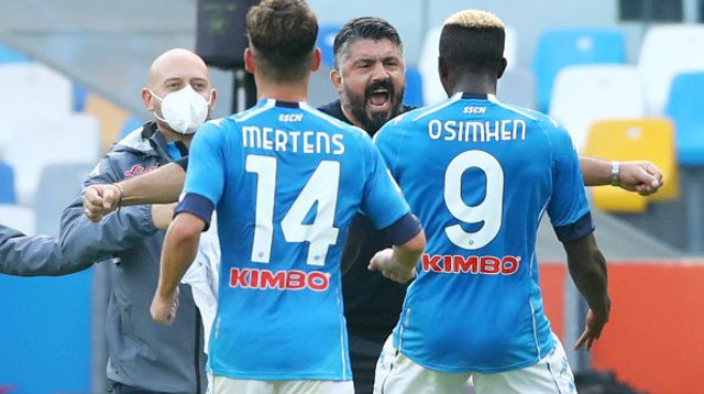 שחקני נאפולי חוגגים עם ג’נארו גאטוסו (צילום: Matteo Ciambelli/DeFodi Images via Getty Images)