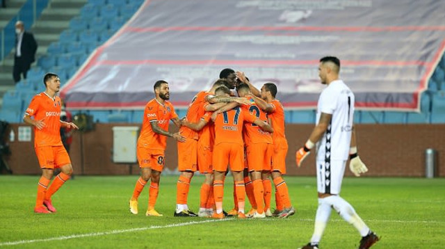 שחקני בשאקשהיר חוגגים (צילום: Hakan Burak Altunoz/Anadolu Agency via Getty Image)