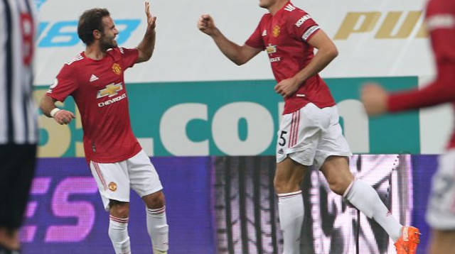 הארי מגווייר חוגג עם חואן מאטה (צילום: Matthew Peters/Manchester United via Getty Images)