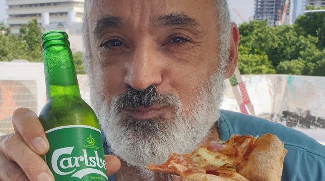 קרלסברג פילזנר, יוסי בוזנח ופיצה  (צילום: ניר קיפניס)