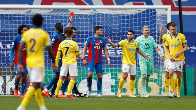 לואיס דאנק מורחק (צילום: Adrian Dennis - Pool/Getty Images)