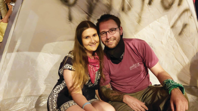 סשה ואלינה בהפגנה (צילום: פרטי)