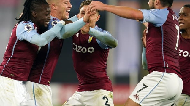 שחקני אסטון וילה חוגגים (צילום: JON SUPER/POOL/AFP via Getty Images)