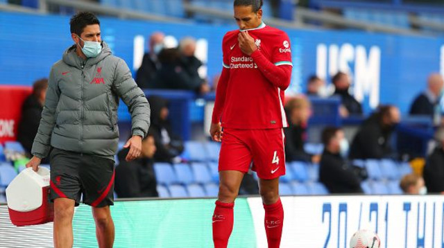 וירג’יל ואן דייק יורד מאוכזב לאחר הפציעה (צילום: Catherine Ivill/Getty Images)