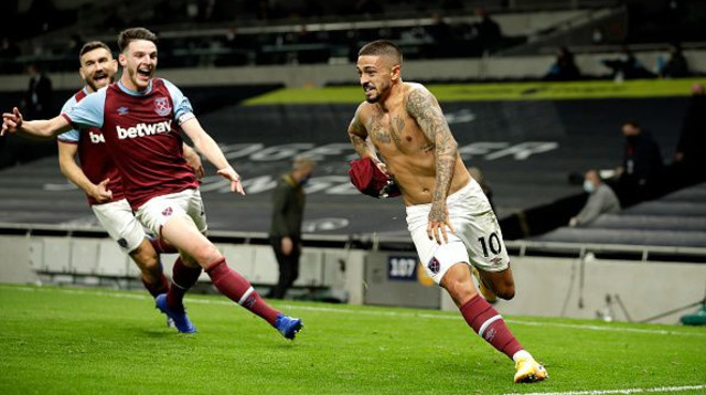 מנואל לאנסיני חוגג (צילום: Matt Dunham - Pool/Getty Images)