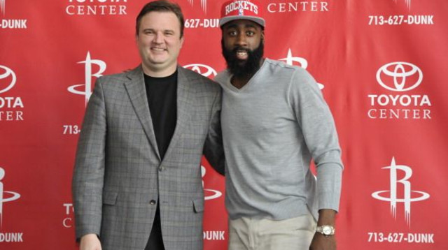 דריל מורי, ג’יימס הארדן (צילום: Bill Baptist/NBAE via Getty Images)