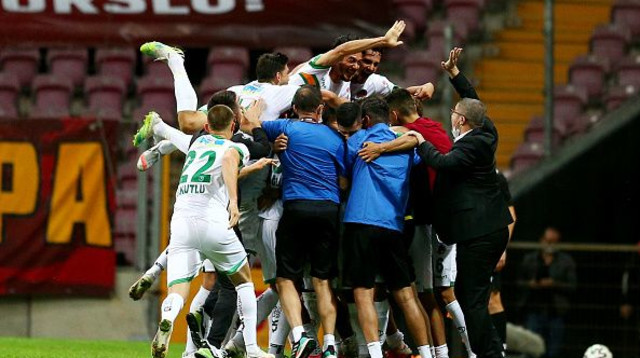 שחקני אלניאספור חוגגים (צילום: Ahmet Bolat/Anadolu Agency via Getty Images)