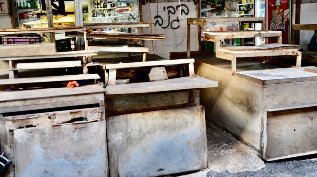 סוחרים בשווקים הגיעו למחות בדרישה לפתיחה לאלתר של הדוכנים (צילום: %אבשלום ששוני%)