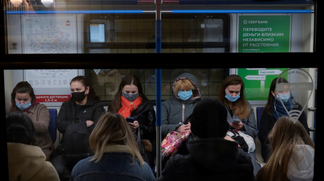 קורונה - אנשים עם מסכה ברכבת ברוסיה (צילום: NATALIA KOLESNIKOVA/AFP via Getty Images)