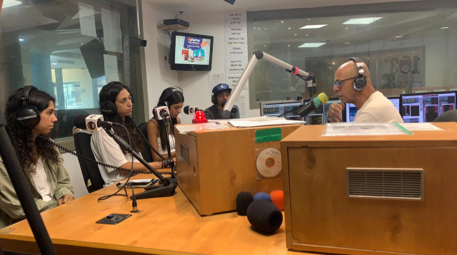 דידי הררי יחד עם בנותיו בשידור (צילום: באדיבות 103FM)