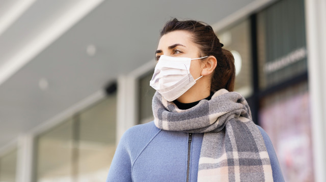 אישה עם מסכה (צילום: אינג אימג')