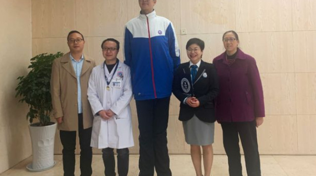 צ'יאויו, הנער הגבוה בעולם (צילום: Guinness World Records)