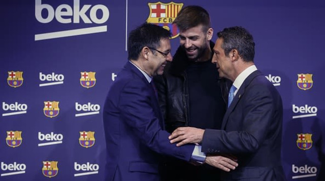 ג’רארד פיקה עם ג’וזף ברתומאו (צילום: Lola Bou/Anadolu Agency/Getty Images)