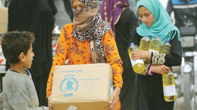 נשים מקבלות סיוע במזון מהארגון, ארכיון (למצולמות אין קשר לנאמר בכתבה) (צילום: רויטרס)
