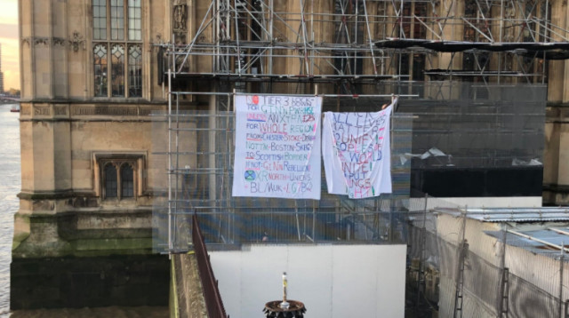 שלטי המחאה שנתלו על פיגומי הביג בן (צילום: רשתות חברתיות)