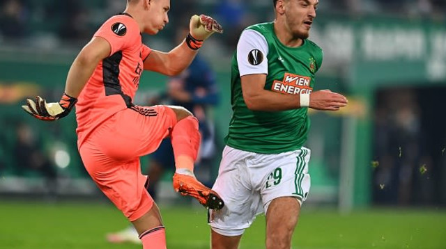 ברנד לנו נגד ראפיד וינה (צילום: JOE KLAMAR/AFP via Getty Images)