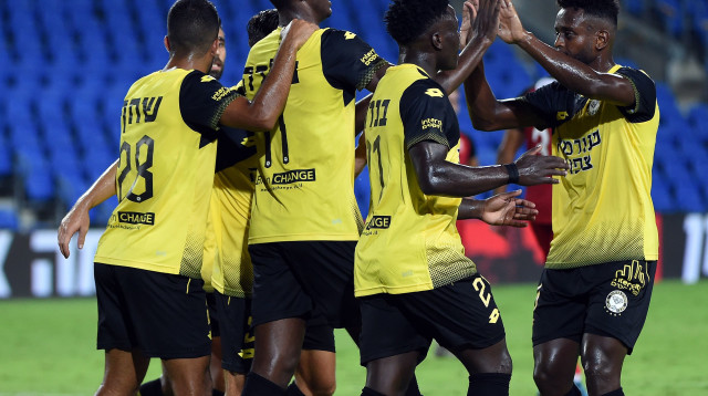 שחקני מכבי נתניה חוגגים נגד בני סכנין (צילום: דני מרון)