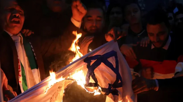 מפגינים סודנים שורפים את דגל ישראל (צילום:  REUTERS/Mohamed Abd El Ghany)