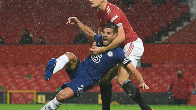 הארי מגווייר תופס את אספיליקווטה (צילום: OLI SCARFF/POOL/AFP via Getty Images)