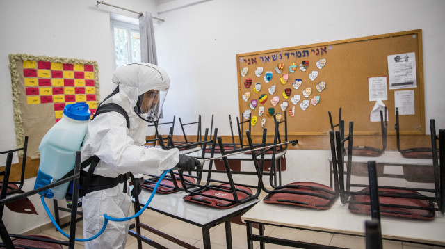 חיטוי בית ספר, ארכיון (למקום המצולם אין קשר לנאמר בכתבה) (צילום: יונתן זינדל, פלאש 90)